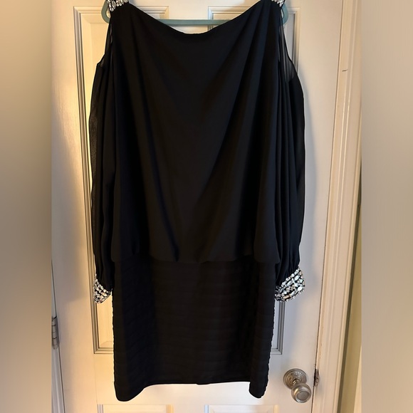 Black dress cold shoulder with long sleeves and skirt - Picture 3 of 3